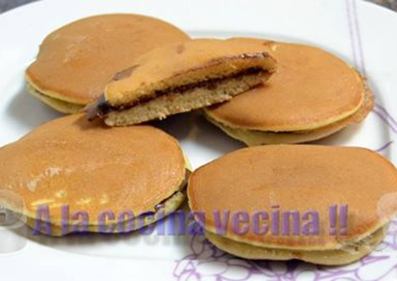 Dorayaki relleno de crema de cacao (pastelito japones)