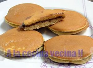 Foto principal de Dorayaki relleno de crema de cacao (pastelito japones)