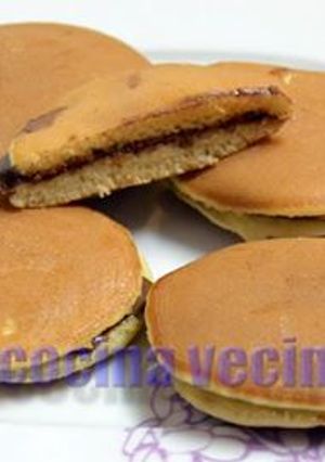 Una foto de Dorayaki relleno de crema de cacao (pastelito japones)