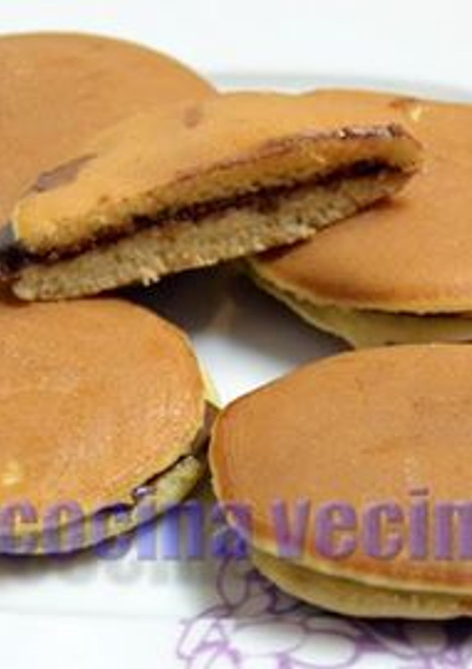 Una foto de Dorayaki relleno de crema de cacao (pastelito japones)