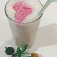 A picture of Banana apple shake with strawberry icecream.