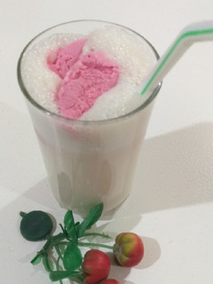 A picture of Banana apple shake with strawberry icecream.