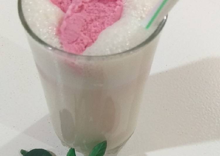 Recipe of Super Quick Homemade Banana apple shake with strawberry icecream