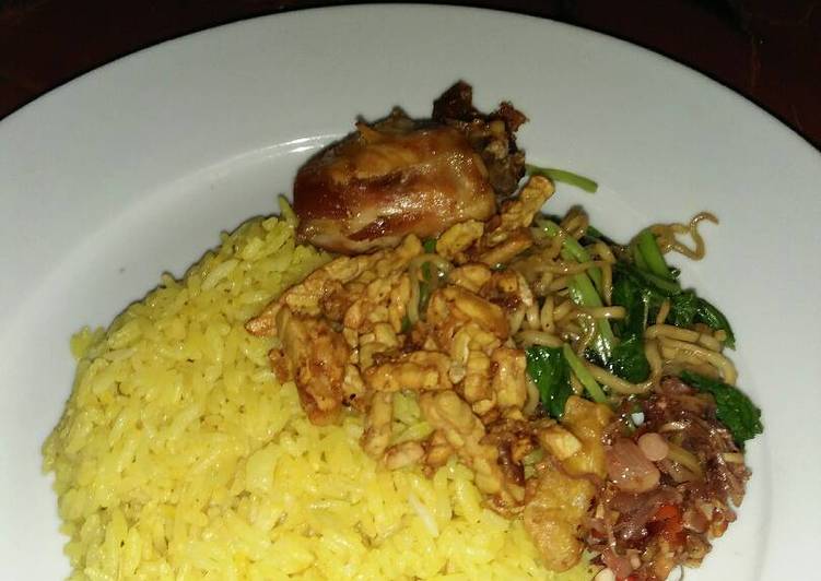 Nasi kuning gurih