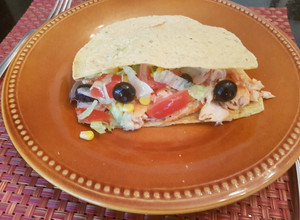 Una foto de Tacos de salmón con tortilla de maíz..🌮🌮.