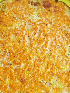 Una foto de Pastel de merluza con calabacín, zanahoria, gambas y queso semi