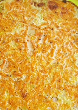 Una foto de Pastel de merluza con calabacín, zanahoria, gambas y queso semi
