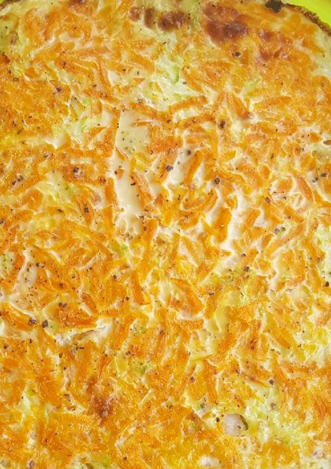Una foto de Pastel de merluza con calabacín, zanahoria, gambas y queso semi