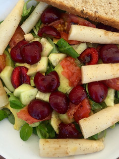 Una foto de Ensalada de canónigos con cerezas