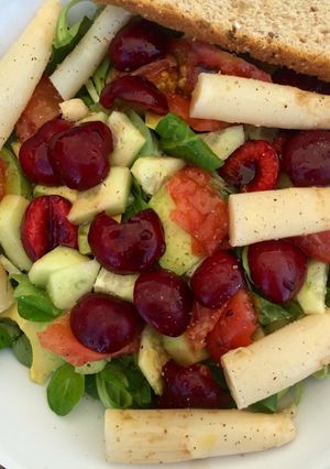 Foto principal de Ensalada de canónigos con cerezas