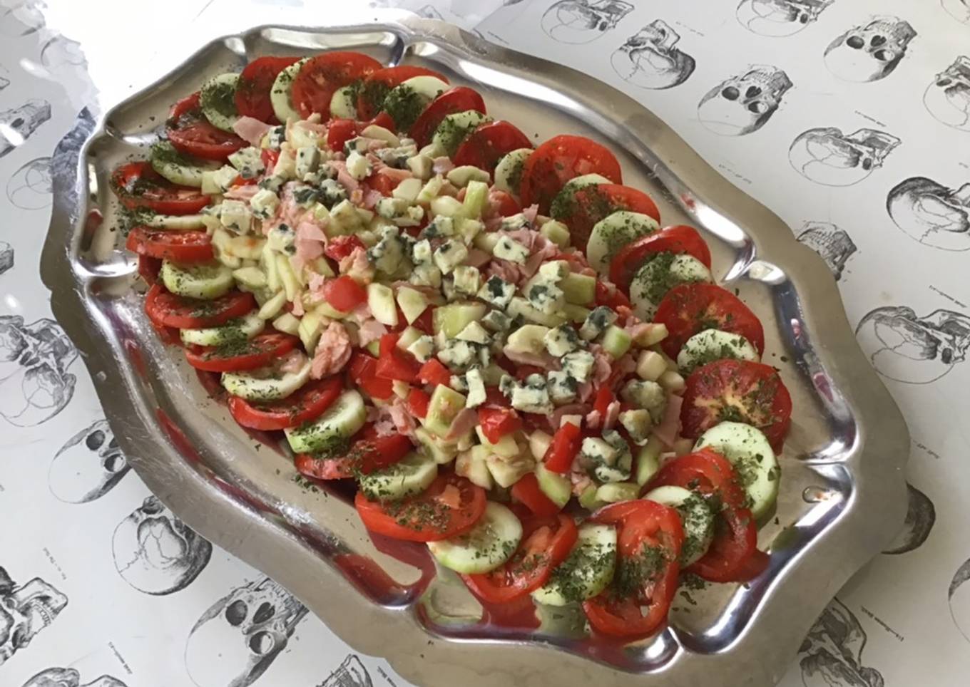 Salade de tomates et concombres au jambon et roquefort