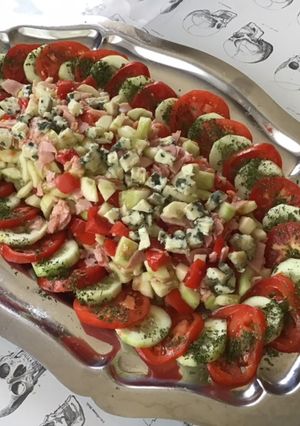 Une photo de Salade de tomates et concombres au jambon et roquefort
