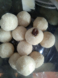 ரவா லட்டு (Rava laddu recipe in tamil) செய்முறை முக்கிய புகைப்படம்