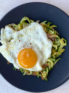 Una foto de Spaghetti de calabacín con jamón y huevo a la plancha