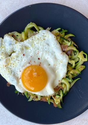 Foto principal de Spaghetti de calabacín con jamón y huevo a la plancha