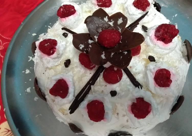 White forest cake#mycreativewhiteforestrecp.chocolate flower