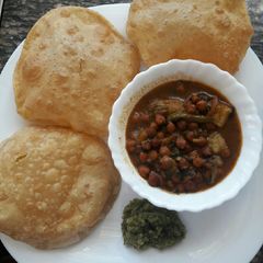 Chickpeas,Poori n Chutney A picture of Chickpeas,Poori n Chutney.