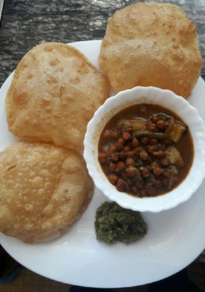 A picture of Chickpeas,Poori n Chutney.