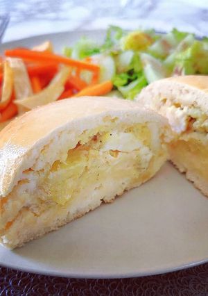 Une photo de Buns thon, pommes de terre et curry