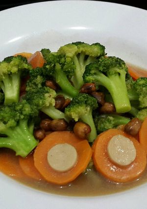 Foto resep Brotel: Brokoli Wortel tumis Saus Tiram dengan Kacang dan Sosis
