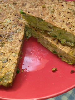 Una foto de Tortilla de habas peladas