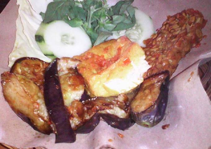 Ternyata ini loh! Cara  buat Tahu tempe terong penyet  sedap
