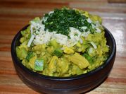 Una foto de guiso de pollo con cilantro