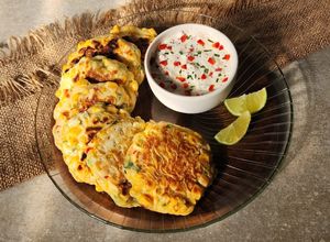 Una foto de 🌽Corn fritters by Gordon Ramsay 🌽 Bocaditos de choclo, jalapeño y cilantro 🌽 Receta viral #10 🌽