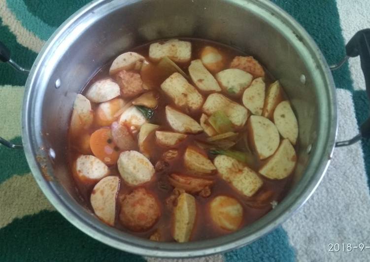 Steamboat bola-bola seafood kuah tom yam