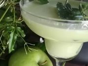 Une photo de jus de concombre