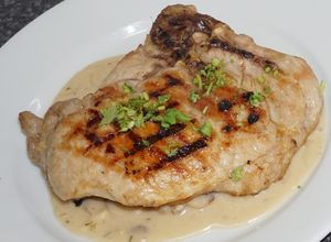 Una foto de Chuletas de cerdo parrilleras con crema de champiñones sin lactosa