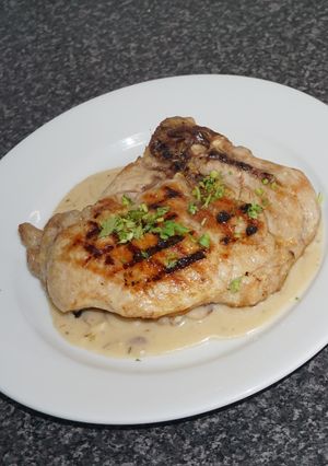 Una foto de Chuletas de cerdo parrilleras con crema de champiñones sin lactosa