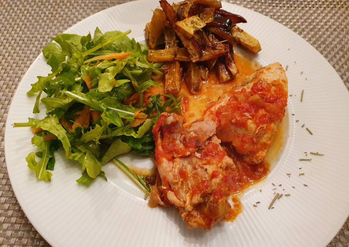 Pollo a la portuguesa con ensalada verde y batatas acaramelizada