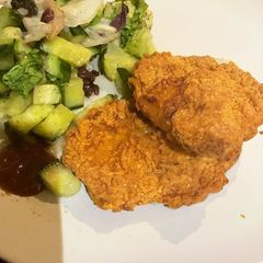 A picture of KFC style chicken broast.