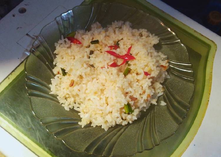 Bagaimana Menyiapkan Nasi goreng sangat sederhana Super Enak
