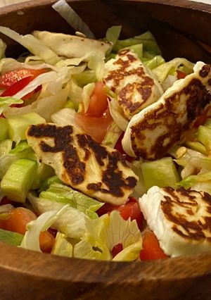 O poză a rețetei Salată cu somon afumat și brânză halumi.