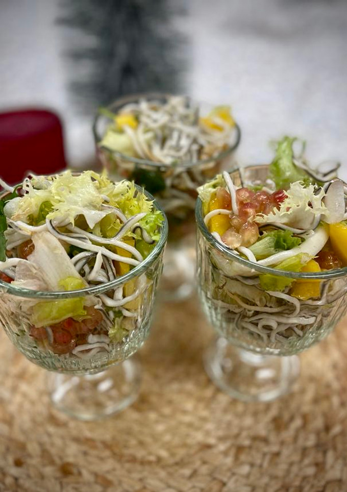 Una foto de Ensalada de Navidad con granada y mango