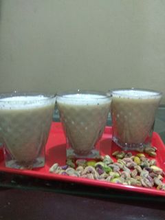 देसी कोल्ड ड्रिंक ठंडाई (desi cold drink thandai recipe in hindi) रेसिपी मुख्य फोटो