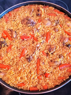 Una foto de Arroz con pollo y zanahorias baby