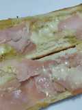 Sandwich🥖de jamón🥓🍯, queso🧀y salsa de piña🥐🥯🍍