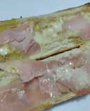 Sandwich🥖de jamón🥓🍯, queso🧀y salsa de piña🥐🥯🍍