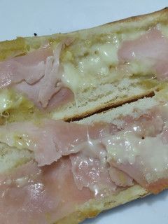 Una foto de Sandwich🥖de jamón🥓🍯, queso🧀y salsa de piña🥐🥯🍍