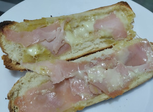 Una foto de Sandwich🥖de jamón🥓🍯, queso🧀y salsa de piña🥐🥯🍍