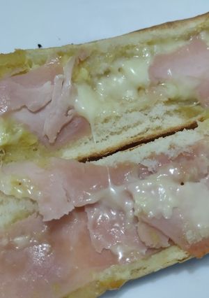 Una foto de Sandwich🥖de jamón🥓🍯, queso🧀y salsa de piña🥐🥯🍍