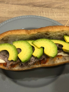 酪梨牛肉堡佐鮪魚蕃茄醬 的食譜成品照片