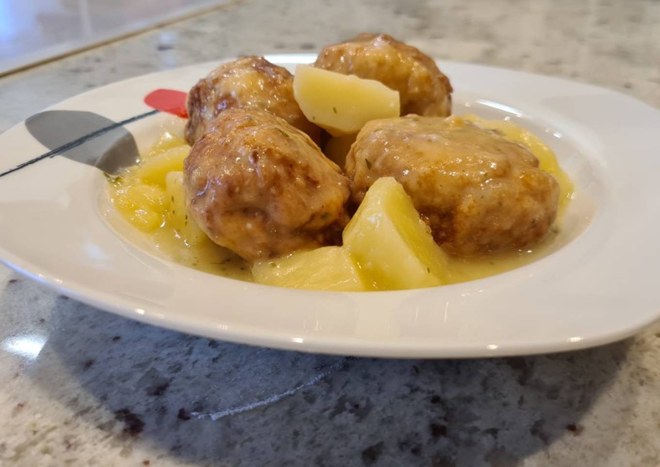 Albóndigas de merluza y gambas en salsa de vino blanco