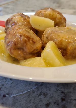Una foto de Albóndigas de merluza y gambas en salsa de vino blanco