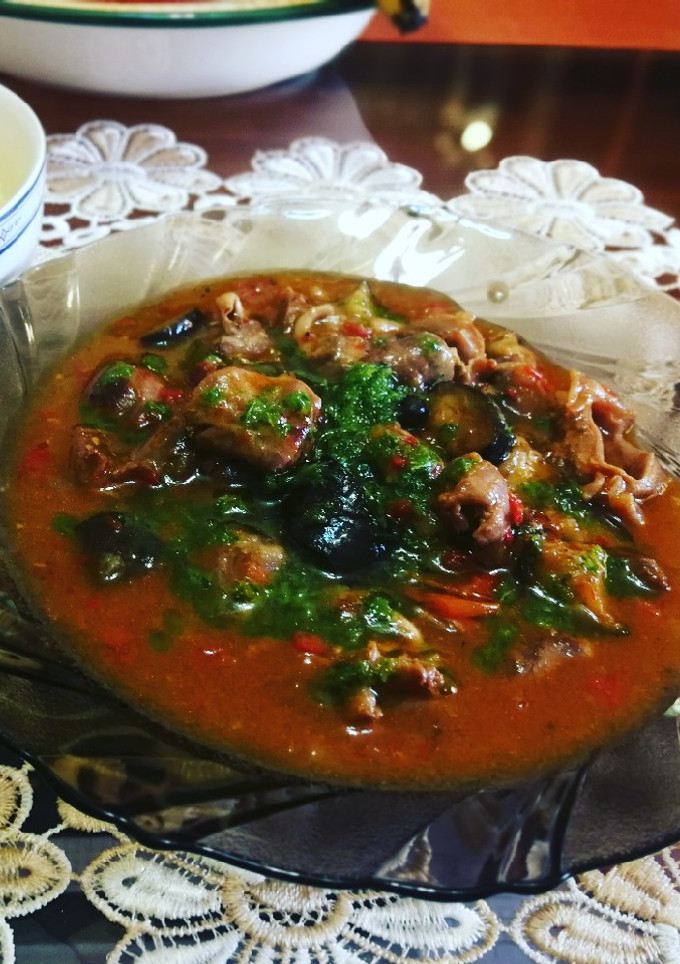 Una foto de Mollejas en salsa con berenjena 🍆