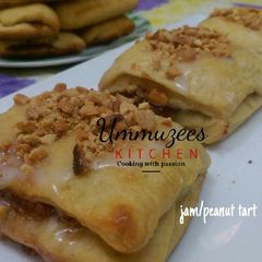 A picture of Peanut Jam Tart.