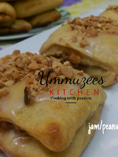 A picture of Peanut Jam Tart.